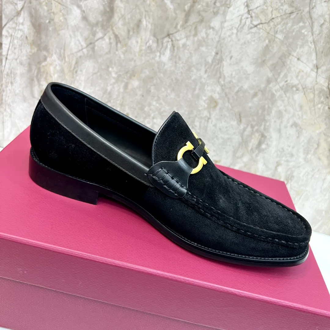 Original order quality P600 Brand: Ferragamo Standard size: Men's size 38/44 (45 can be customized) Grade: Same style as the official website High-quality men's shoes Material: Customized first-layer calfskin with water-dyed cowhide lining Cowhide tiptoe Original non-slip and wear-resistant rubber outsole Style category: Men's formal business leather shoes are young and fashionable European and American trends British style Casual matching Comfortable feet Color: Actual picture